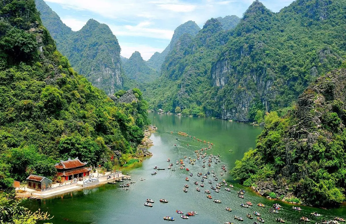 LPC Travel - LaPace Travel - Ninh Binh Tour - Tam Coc - Mua Cave Adventure - ninh-binh-lpctravel