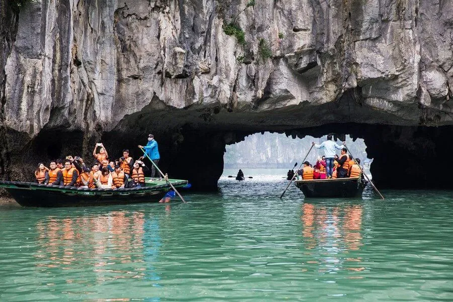 hang-luon-cheo-thuyen-kayak-lpc travel- la pace travel- customize tour- inbound tour-